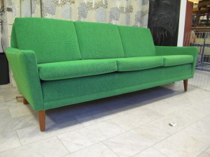 Dux-soffa omklädd i grönt