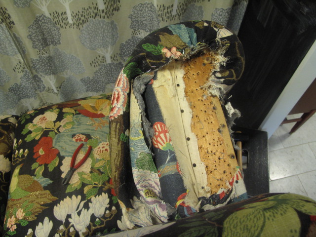 Möbeltapetseraren upptäcker flera lager av tyg när den gamla klädsel på Svenskt Tenn soffa 703 tas bort
